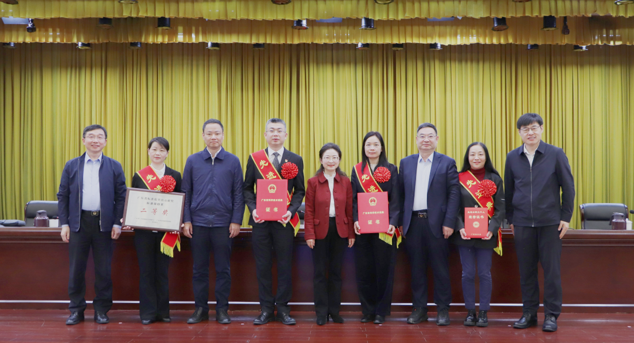 省药品监管系统多个先进集体和先进个人在全省市场监管十大色播平台会议上接受表彰